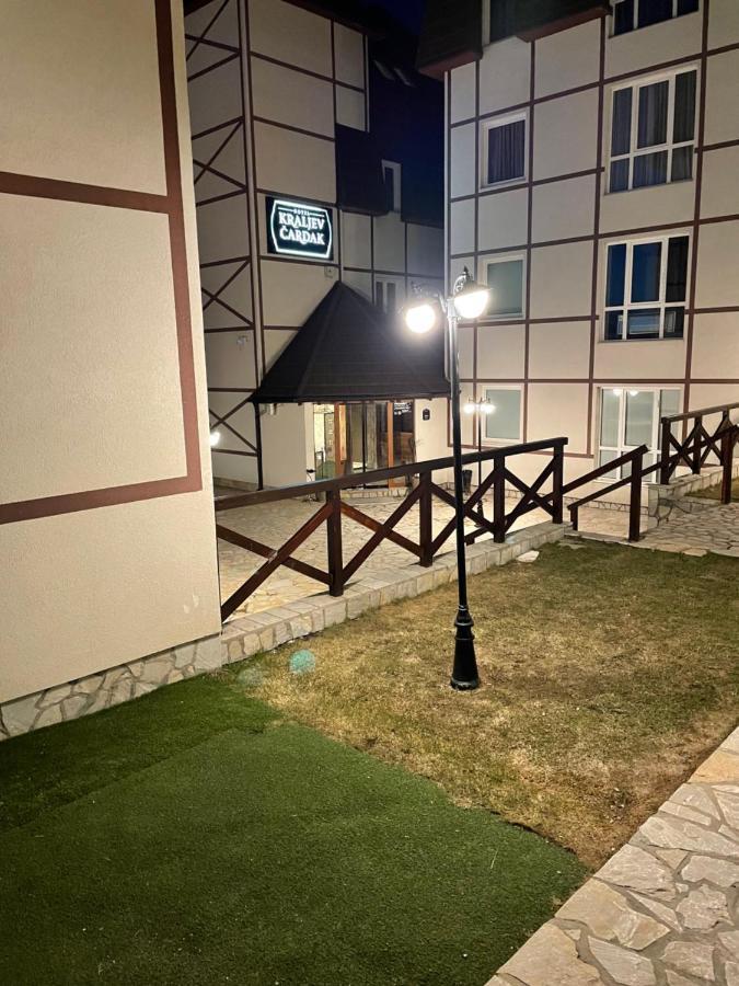 Apartament U Kraljevim Cardacima , Car 27 I 6-13